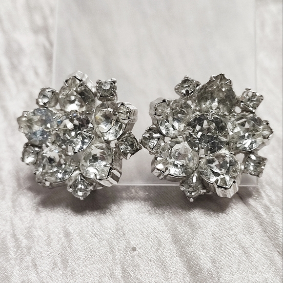 Unsigned Blazing Clear Silver Tone Rhinestone Vintage Clip Earrings Prong Set - Picture 3 of 14